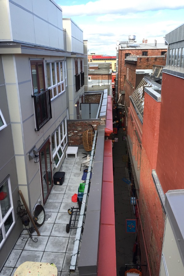 The exterior of Hook Sin Tong Building, a commercial property, designed by Alan Lowe Architecture with cream coloured exterior and patios in-between buildings.