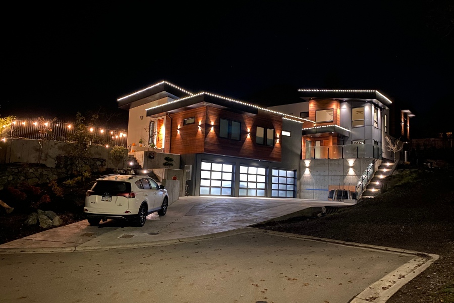 827 Oak Shade Lane's exterior view of the residence at nighttime, designed by Alan Lowe Architecture.