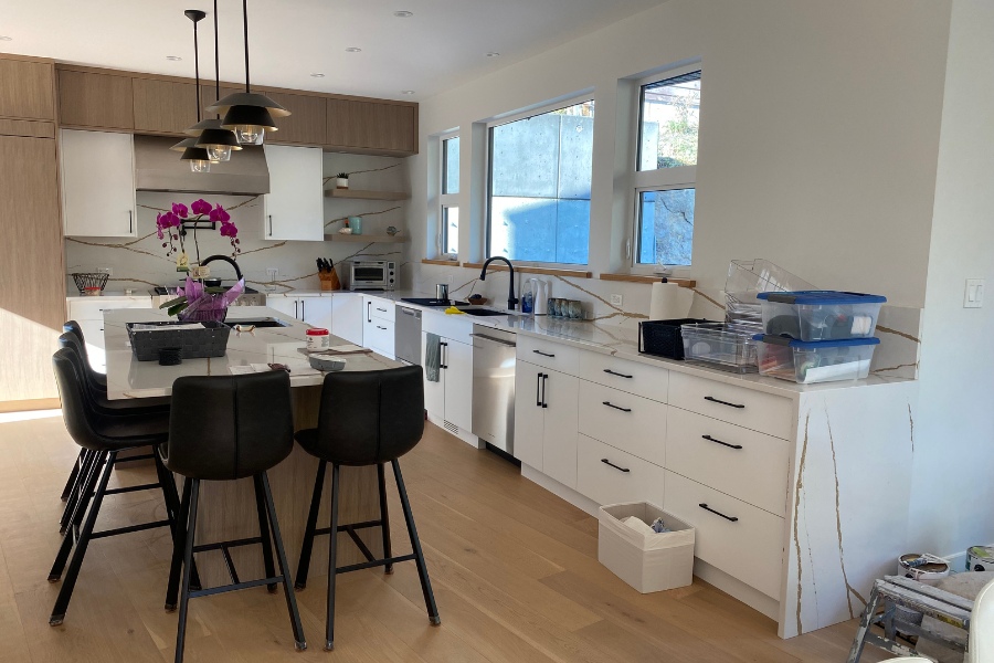 827 Oak Shade Lane's residence, featuring the contemporary kitchen, designed by Alan Lowe Architecture.