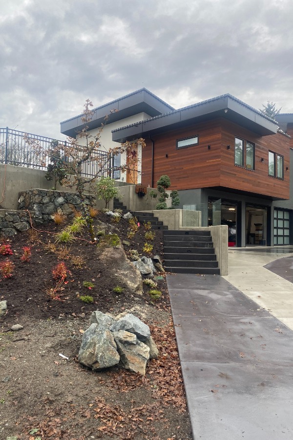 827 Oak Shade Lane's exterior view of the residence, designed by Alan Lowe Architecture.