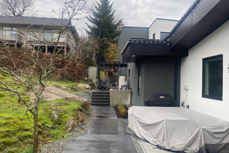 827 Oak Shade Lane's exterior view featuring the lanscaping, designed by Alan Lowe Architecture.