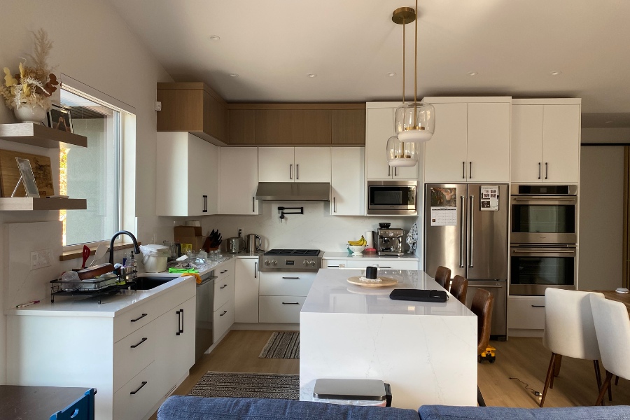 827 Oak Shade Lane's residence, featuring the contemporary kitchen, designed by Alan Lowe Architecture.