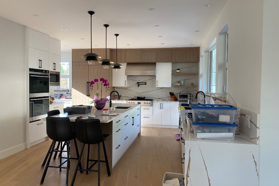 827 Oak Shade Lane's residence, featuring the contemporary kitchen, designed by Alan Lowe Architecture.